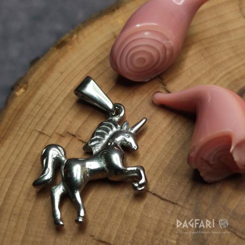 EINHORN YKSISARVINEN - Pferdeamulett mit einem magischen Horn