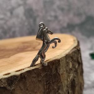 Aufhänger STUTE LUNA - ein Pferd im Sprung, ein Pferd auf seinen Hinterbeinen