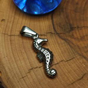 Anhänger KLEINES MEERESPFERD - mit gewelltem Bauch, aus Edelstahl