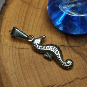 Anhänger KLEINES MEERESPFERD - mit gewelltem Bauch, aus Edelstahl 2