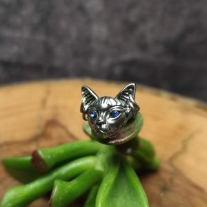 Pecka náušnice BALGO - Kocourek Sphynx s modrýma očima a piercingem