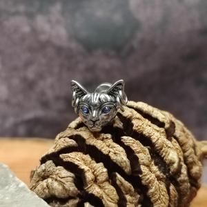 Pecka náušnice BALGO - Kocourek Sphynx s modrýma očima a piercingem 2