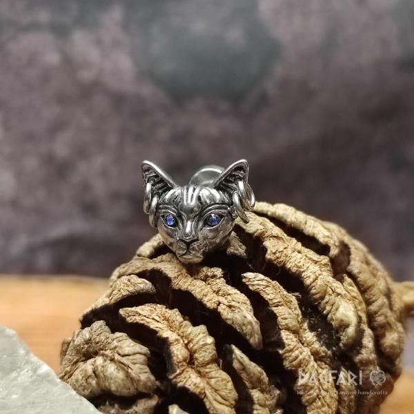 Ohrringe BALGO - Sphynx Katze mit blauen Augen und Piercing