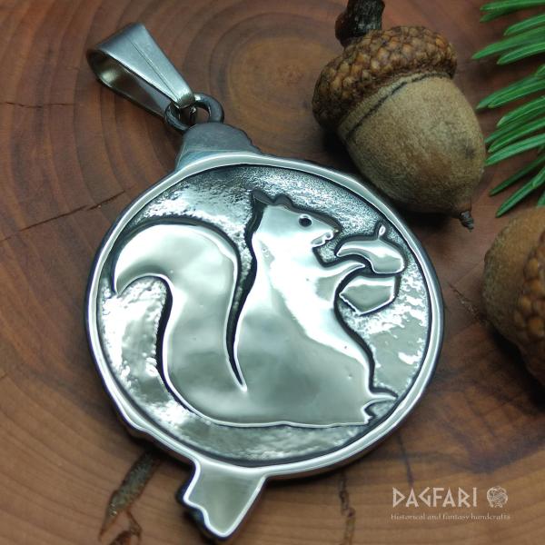 Talisman RATATOSK - Detail von Eichhörnchen mit Nüssen auf einem Ast