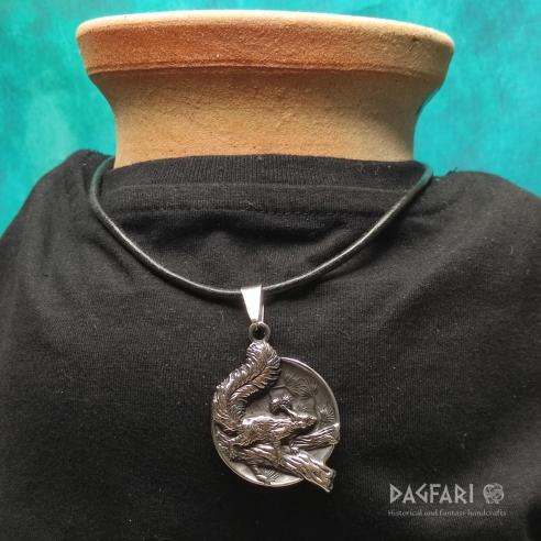 Talisman RATATOSK - Detail von Eichhörnchen mit Nüssen auf einem Ast