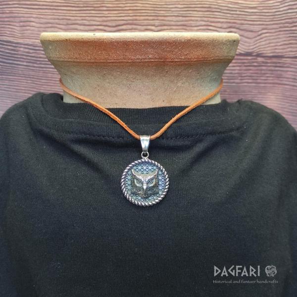 SMART OWL - decorated medallion with a wise owl