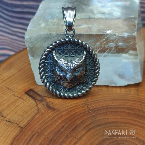 SMART OWL - decorated medallion with a wise owl