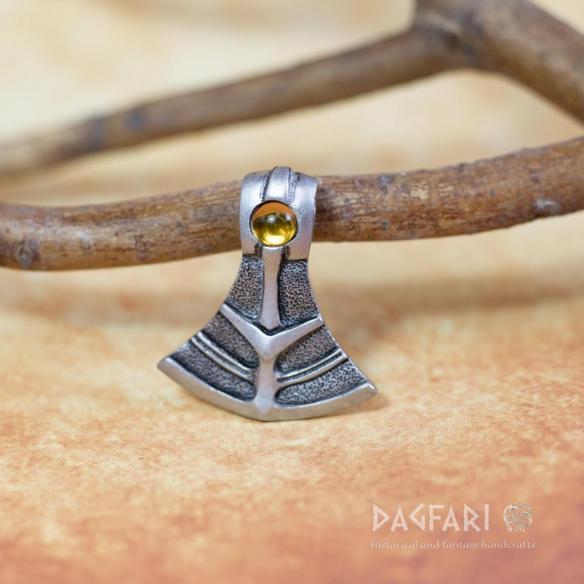 Amulet Perunova sekera s kamenem, žlutý