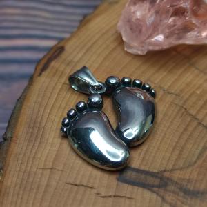 Přívěsek DĚTSKÉ NOŽIČKY - tvar otisk dětských chodidel