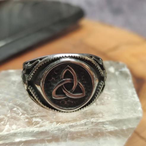Keltischer Ring TRIKVETRA mit Ziegenkopf