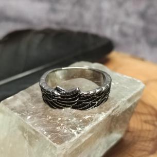 Nerezový prsten BEZPEČNÁ KŘÍDLA -  sevřená andělská náruč