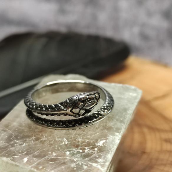 Ring JORMUNGANDR - schmale, stahlummantelte Schlange