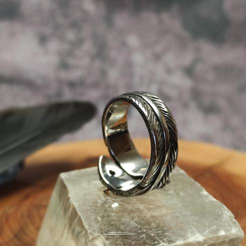 Ring FEDER AUS STAHL - mit Federmuster und schwarzem Zirkonia