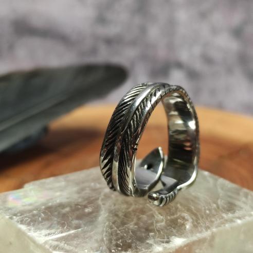 Ring FEDER AUS STAHL - mit Federmuster und schwarzem Zirkonia