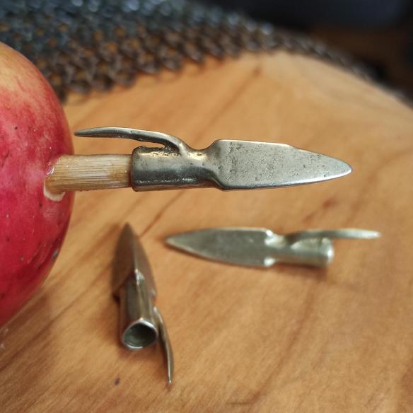 MARGIANA Dreieckige Nachbildung einer antiken Pfeilspitze