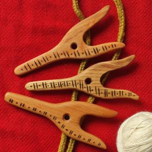 Zdobený dřevěný LUCET - vidlička k pletení provázku - středověké řemeslo