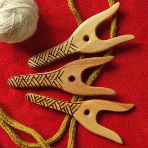 LUCET - ručně zdobená vidlička k pletení - oblíbený historický motiv 2