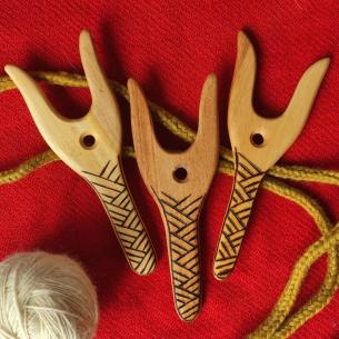 LUCET - ručně zdobená vidlička k pletení - oblíbený historický motiv