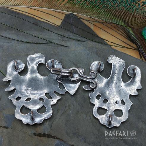 AQUILA Versilberte mittelalterliche Fibel mit Adler und Schild - Nachbildung einer Mantelanstecknadel