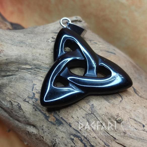 CELTIC Triquetra schwarze OBSIDIAN - das keltische Symbol für Unendlichkeit und Erneuerung