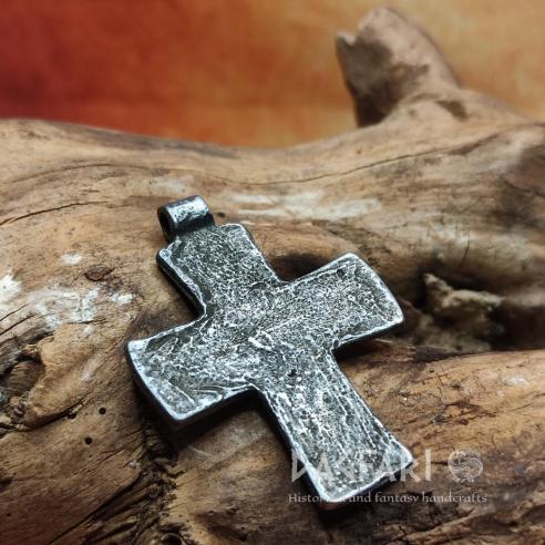 GROSS MORAVIA Ikonisches Kreuz Mikulčice, Nachbildung aus Zinn mit Patina