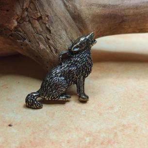 VYJÍCÍ VLK Přívěsek s chundelatým vlkem 2