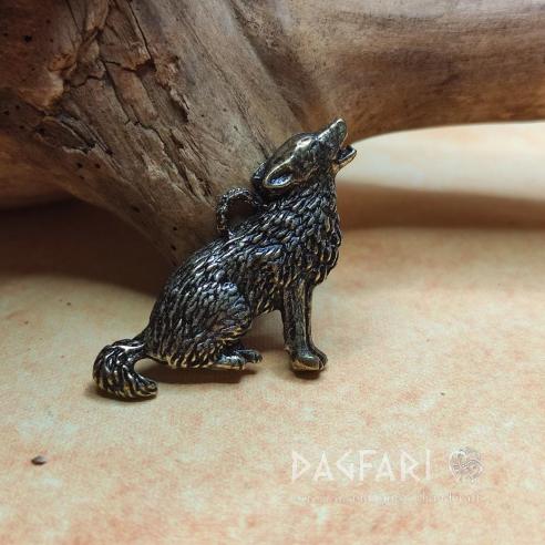 HOWLING WOLF Pendant with a shaggy wolf