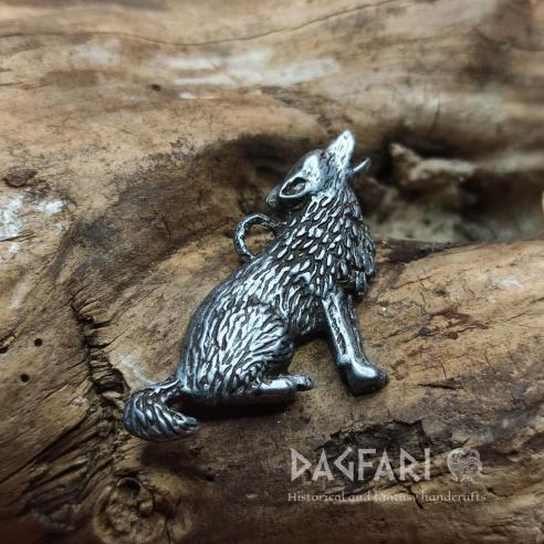 HOWLING WOLF Pendant with a shaggy wolf