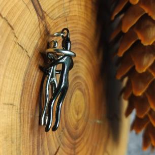 Anhänger SCHÜTZENDE ARME, zwei Tänzer, Liebespaar, schwarz-silberne Figur in herzförmiger Umarmung 2