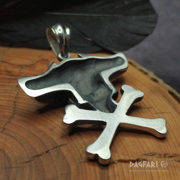 Pirate pendant SKULL WITH CROSSED HNATES - freedom, rule over death