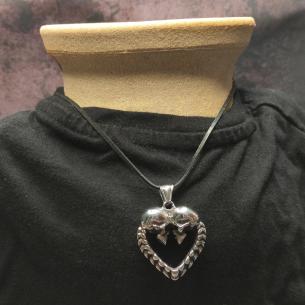 ❤ METAL HEAD LOVE - lebky s páteří, kostry tvořící srdce 2