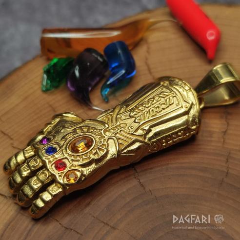 Přívěsek velká ocelová rukavice THANOS s barevnými kameny nekončena