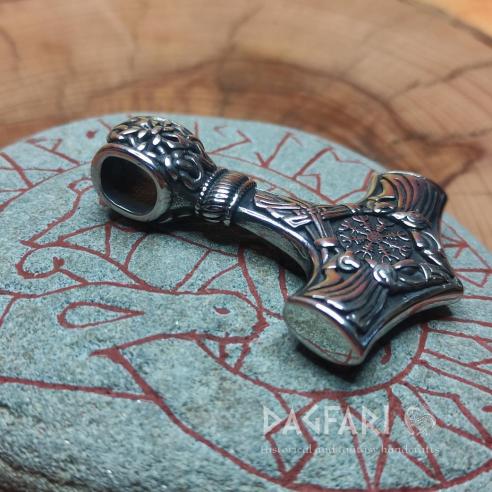 Thors Hammer mit Raben und isländischer Rune Aegishjalmur und Kompass Vegvísir