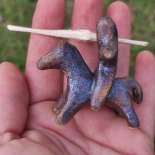 REPLIKA - Knight with spear Ireland - Medieval clay figurine - Horse from Dublin, 14th century 2
