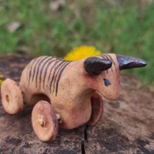 Soška REPLIKA - Býk na kolečkách Ukrajina - Starověká keramická hračka - Malovaný býček 4000 př. Kr.