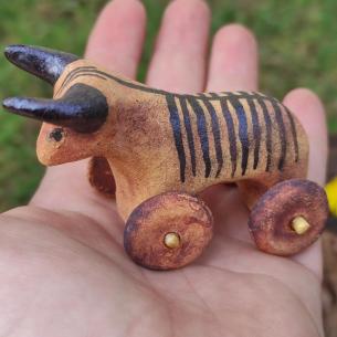 Soška REPLIKA - Býk na kolečkách Ukrajina - Starověká keramická hračka - Malovaný býček 4000 př. Kr. 2