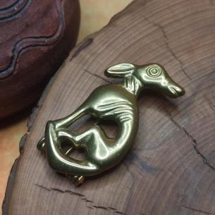 SRSTKA - anglo-římská brož se psem, zoomorfní ozdobný špendlík SEDÍCÍ CHRT 2