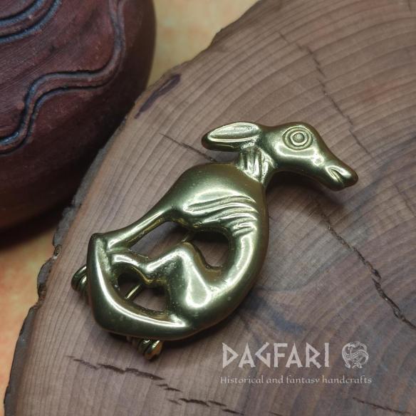 SRSTKA - Römisch-britische Fibel mit Windhund, zoomorphe dekorative Brosche sitzender Hund