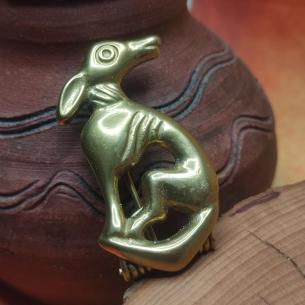 SRSTKA - anglo-římská brož se psem, zoomorfní ozdobný špendlík SEDÍCÍ CHRT