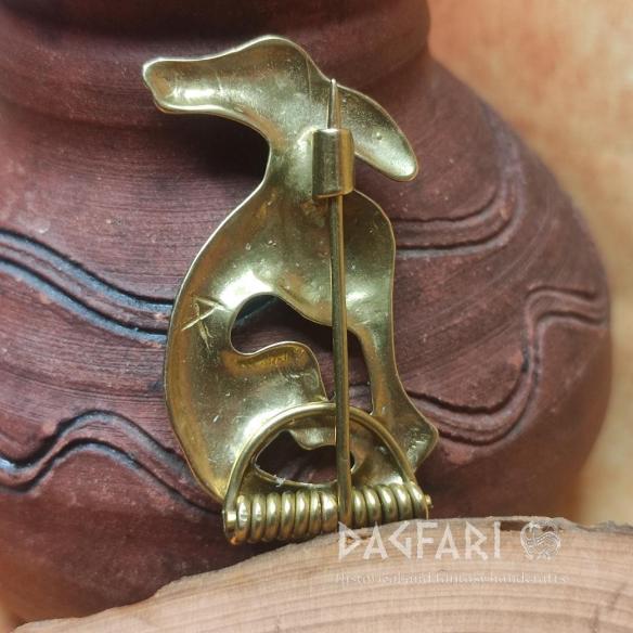 SRSTKA - Römisch-britische Fibel mit Windhund, zoomorphe dekorative Brosche sitzender Hund