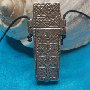 POSTŘÍBŘENÝ JEHELNÍK Fleur-de-lis - kovové pouzdro na jehly a špendlíky, replika vrcholný středověk