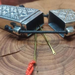 POSTŘÍBŘENÝ JEHELNÍK Fleur-de-lis - kovové pouzdro na jehly a špendlíky, replika vrcholný středověk 2