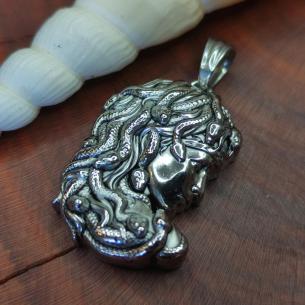 Přívěsek MYTICKÁ MEDÚSA - hadí vlasy a nebezpečné oči