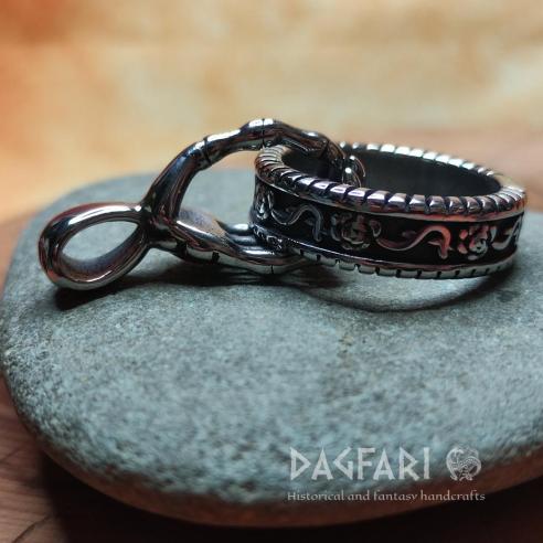 RUKA KOSTLIVCE držící prsten - přívěsek pohyblivý prsten na krk