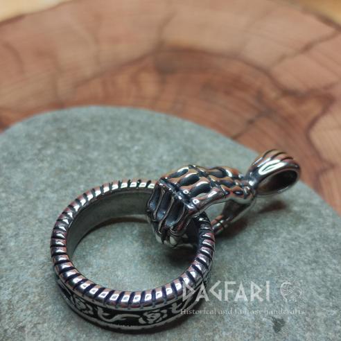 RUKA KOSTLIVCE držící prsten - přívěsek pohyblivý prsten na krk