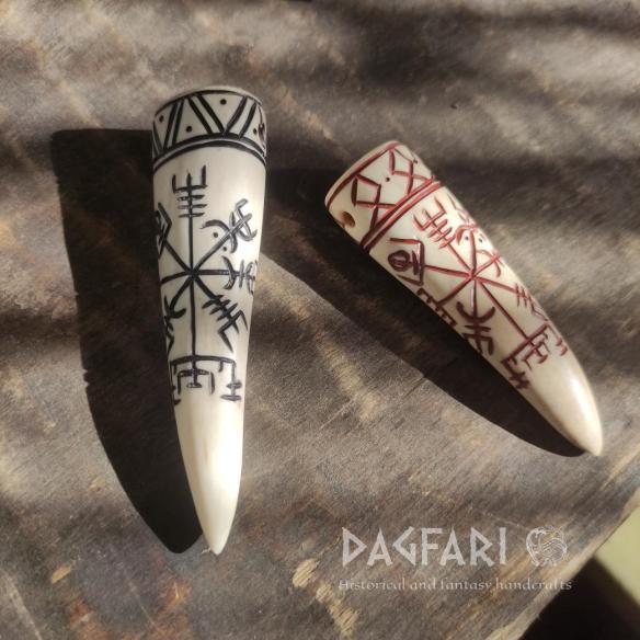 DAGFARI Originální přívěsek VEGVISIR - vyřezávaná špička jeleního parohu