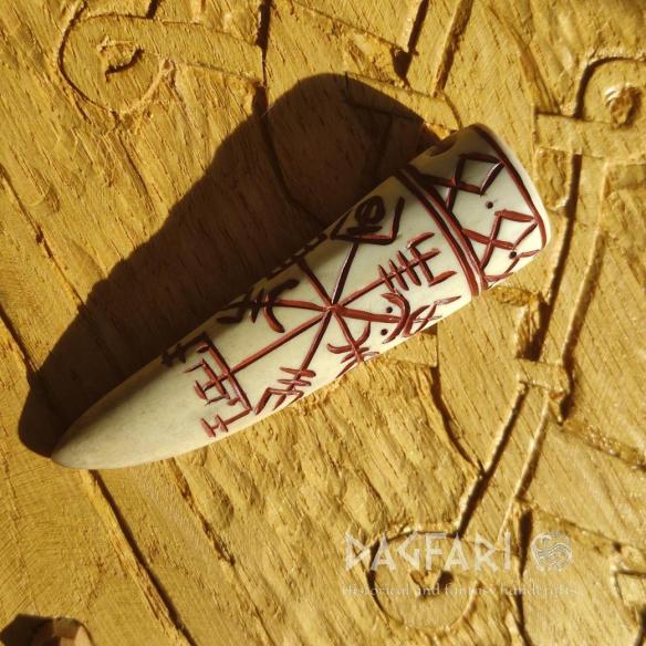 DAGFARI Originální přívěsek VEGVISIR - vyřezávaná špička jeleního parohu