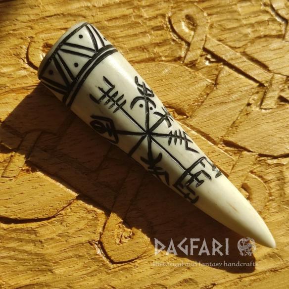 DAGFARI Originální přívěsek VEGVISIR - vyřezávaná špička jeleního parohu