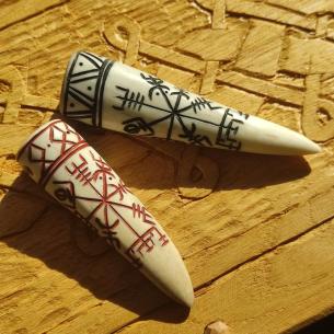 DAGFARI Originální přívěsek VEGVISIR - vyřezávaná špička jeleního parohu 2