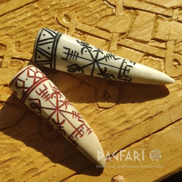 DAGFARI Originální přívěsek VEGVISIR - vyřezávaná špička jeleního parohu